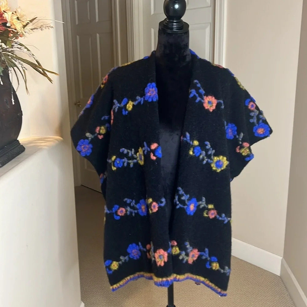 Iperico open front kaftan 100% wool black needle felted flowers Boho Size OS